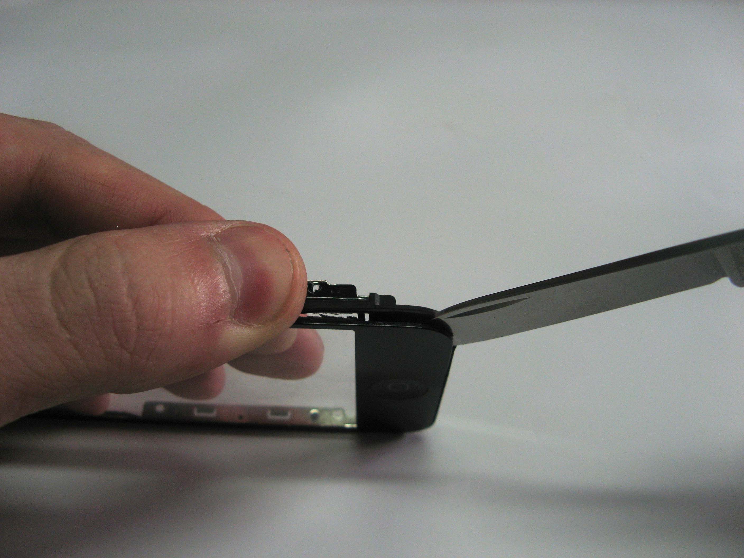 Вставили ножик в образовавшуюся щель на iPhone 3G